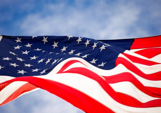 العلم الأمريكي يتأرجح في الهواء.
