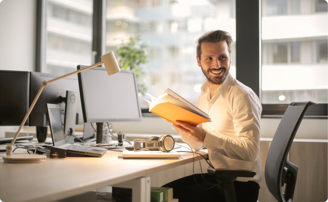 Um homem sentado em uma mesa representando tradutores nativos de português trabalhando em uma agência de tradução em português.