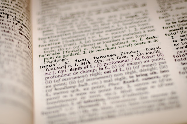 Imagem em close-up de um dicionário.