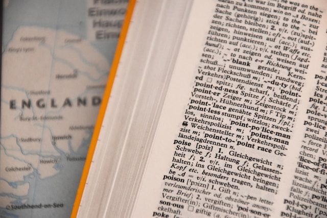Um dicionário de tradução ao lado de um mapa.