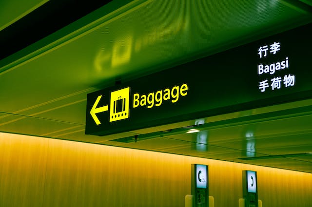 Uma imagem de uma placa de bagagem escrita em vários idiomas.