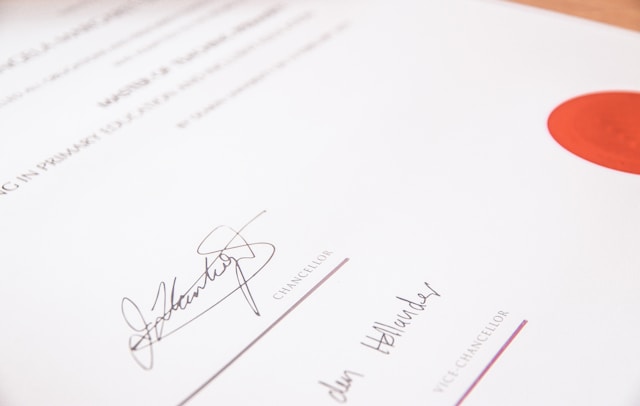 Visualização em close-up de um certificado assinado.
