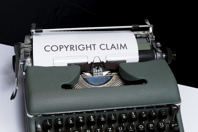 Uma máquina de escrever imprime um documento intitulado "Reivindicação de direitos autorais".
