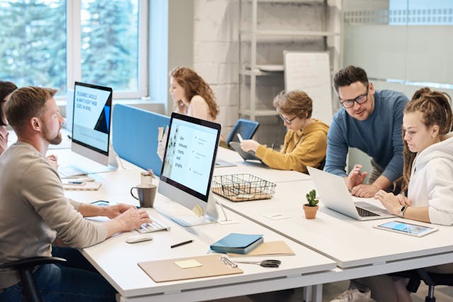 Equipe que trabalha em um escritório comercial.