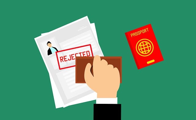 Requisitos de certidão de nascimento do USCIS: Uma demanda crucial 4 Uma ilustração de uma mão colocando um carimbo de rejeição em documentos de imigração.