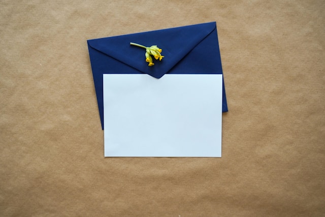 O que é um tabelião? Entendendo os deveres do oficial 7 Uma carta está em um envelope azul.