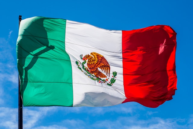 Requisitos para o visto mexicano: Encontre tudo o que você precisa para visitar o México 3 Uma bandeira mexicana tremula livremente no céu.