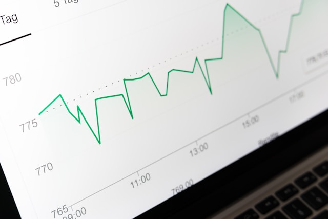 Principais empresas de tradução: Encontre a melhor agência de tradução! 4 Uma imagem em close da tela de um laptop mostra um gráfico de receita parcial.