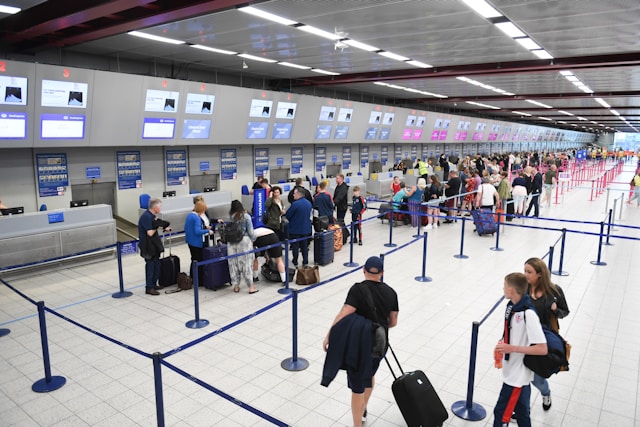 Requisitos para o visto mexicano: Encontre tudo o que você precisa para visitar o México 4 As pessoas esperam na fila em um aeroporto.