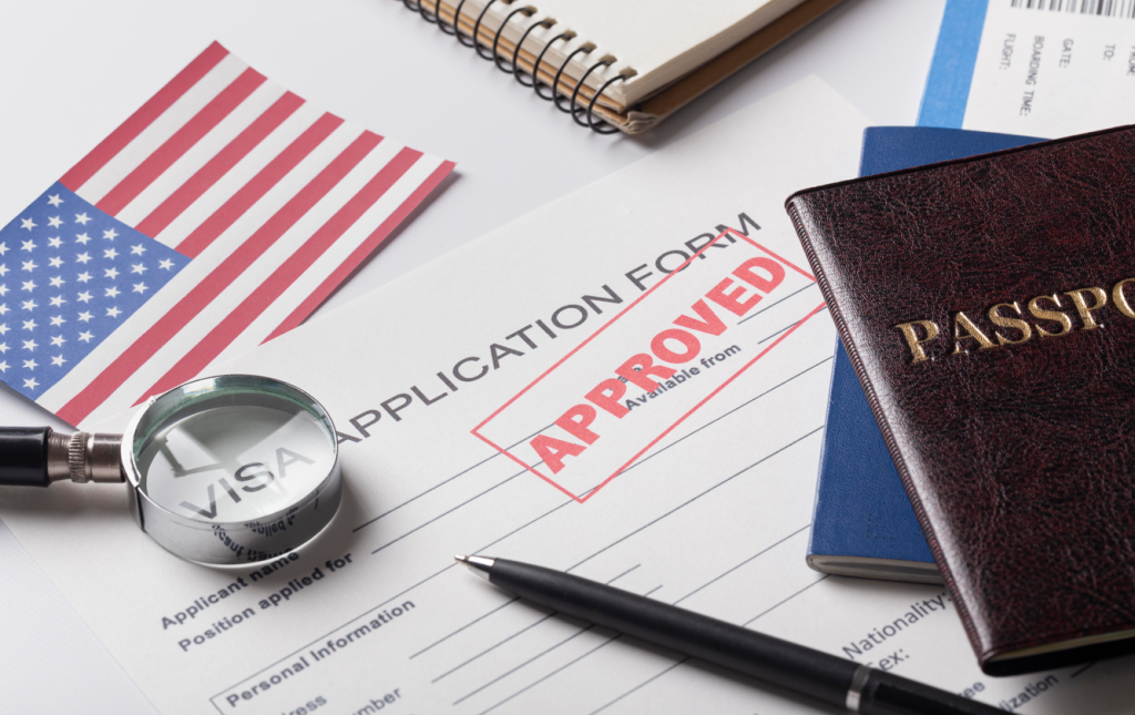 Formulário de solicitação dos EUA com um carimbo de "Aprovado".