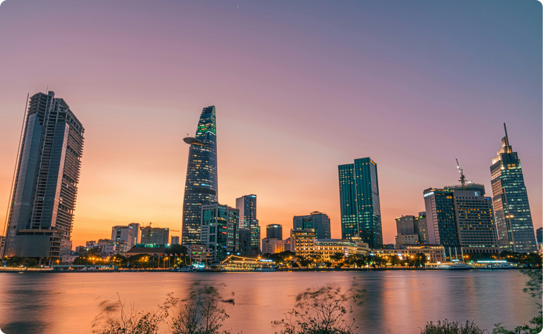 Die Wolkenkratzer-Skyline in Ho-Chi-Minh-Stadt, Vietnam, die die Übersetzung vietnamesischer Sprache und Ausdrücke darstellt.