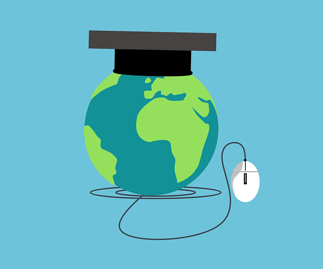 Eine animierte Illustration einer Computermaus, die mit einem Globus verbunden ist, auf dem sich ein Graduierungshut befindet.