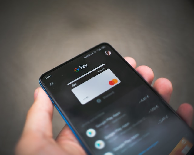 Pharmazeutische Übersetzungsdienste: Warum ist das wichtig? 5 Eine Person nimmt eine Online-Zahlung über Google Pay vor.
