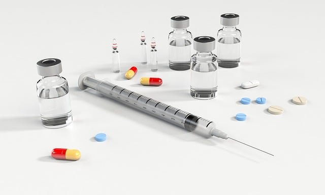 Pharmazeutische Übersetzungsdienste: Warum ist das wichtig? 3 Eine Spritze, Arzneimittelfläschchen, Pillen und Kapseln auf einer weißen Fläche.