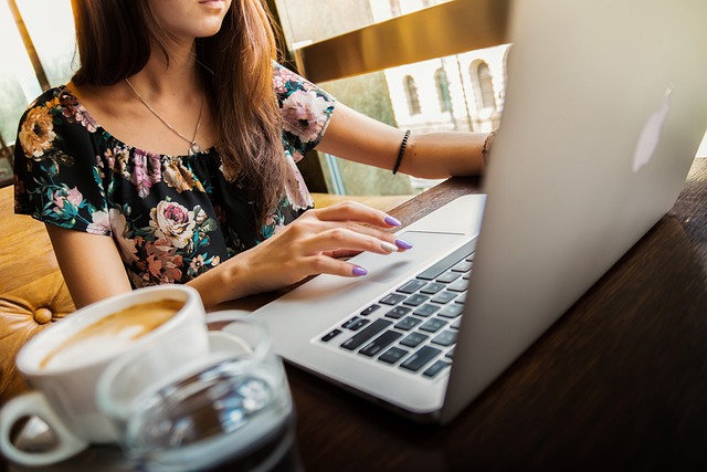 Vietnamesische Übersetzung: Eine Übersicht über die Dienstleistungsanbieter 6 Eine Person benutzt einen silbernen Laptop neben einer Tasse Kaffee und einem Glas Wasser.