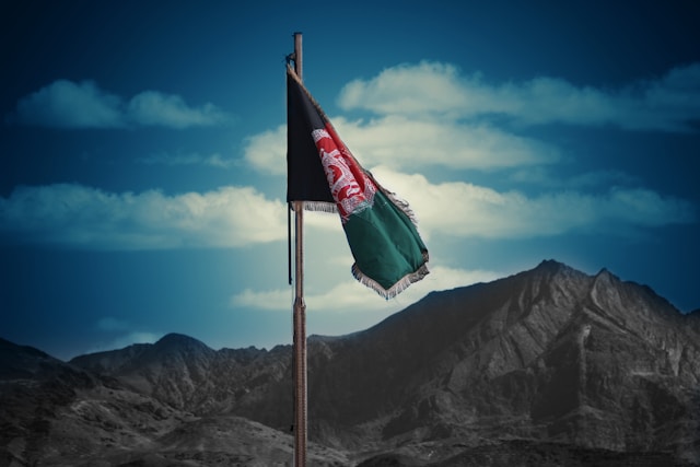 Paschtu-Übersetzung: So erhalten Sie exakte Dienstleistungen 3 Die afghanische Flagge weht in einer Berglandschaft.