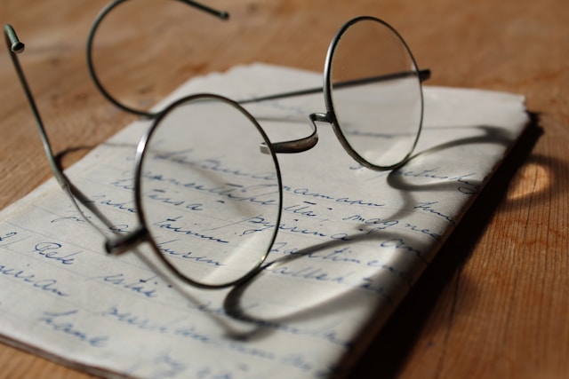 Drehbuch-Übersetzer: Die Wahl eines zuverlässigen Profis 6 Eine Brille auf einer handgeschriebenen Schrift.