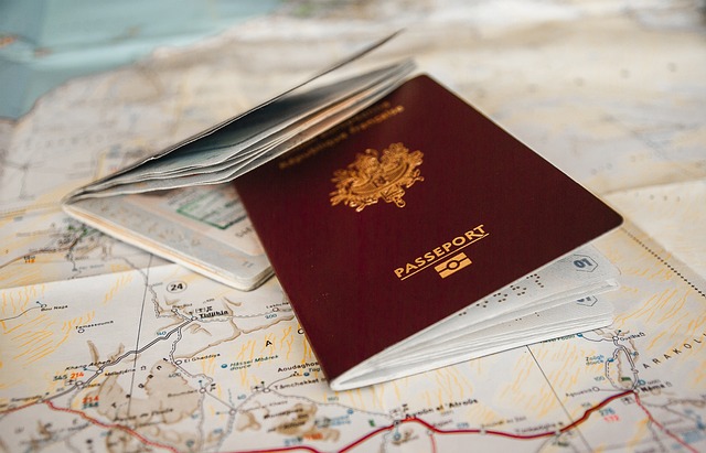 Passport ins Englische übersetzen: Kommunizieren Sie Ihre Identität 4 Ein Reisepass befindet sich auf einer Karte.