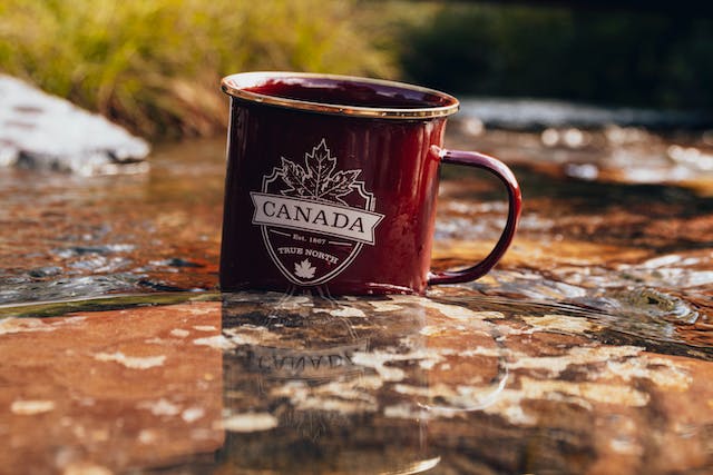 Requisitos de traducción del IRCC simplificados 5 Una taza granate lleva escrito "Canadá" y una hoja de arce detrás del nombre del país.