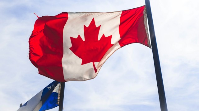 Requisitos de traducción del IRCC simplificados 3 La bandera canadiense ondea al viento durante el día.