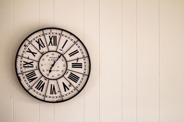 Servicios de traducción urgente: Todo lo que debe saber 5 Un reloj de pared analógico en la pared.