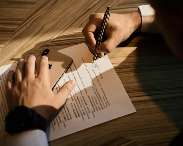 Certificado de traducción: Certifique sus traducciones 4 Un profesional firma un certificado de traducción tras la debida verificación.