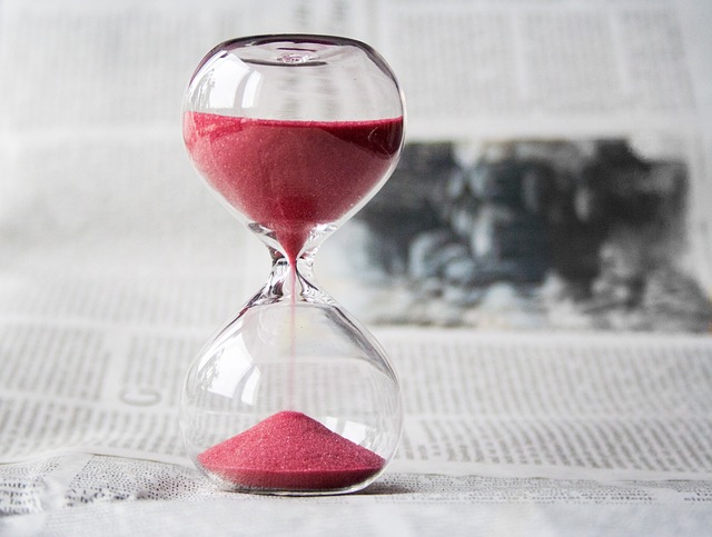 Traducción rápida: Su guía de soluciones lingüísticas instantáneas 4 Sobre una superficie blanca hay un reloj de arena rosa.