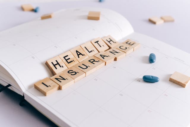 Servicios de traducción de seguros: Por qué son importantes 6 Las fichas del Scrabble forman "Seguro médico".