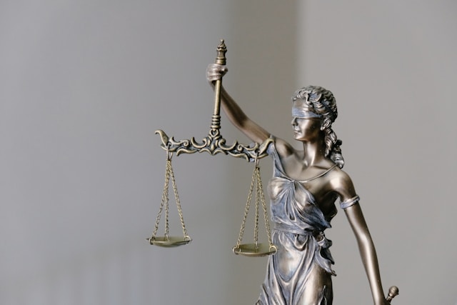 ¿Qué es un apostillador?: Guía de la función 4 Una estatua de bronce de una mujer que sostiene unas escamas.