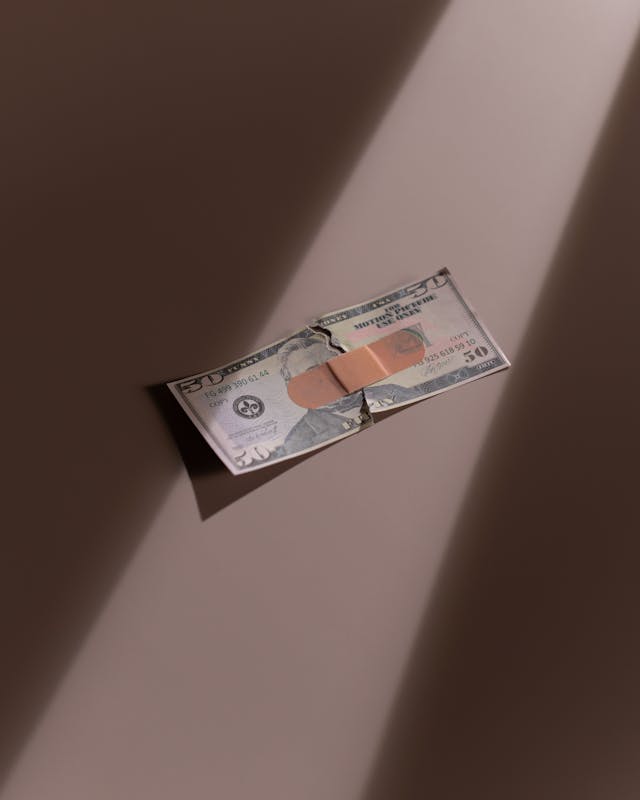 ¿Merece la pena estudiar en el extranjero 6 Un billete de 50 dólares en dos trozos con una venda adhesiva marrón encima