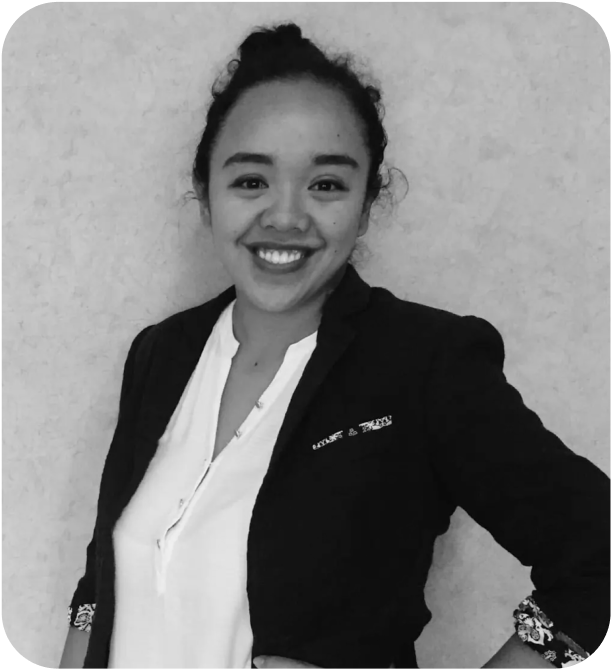 Portrait en noir et blanc de Donica Columbres, responsable du contenu chez Rapid Translate.