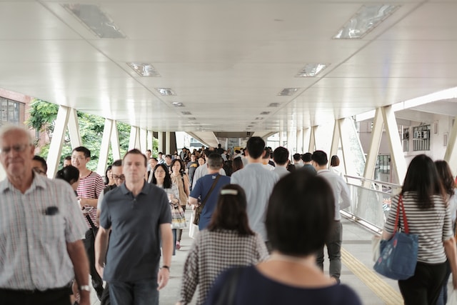 Les gens se réveillent dans le couloir de l'aéroport. 