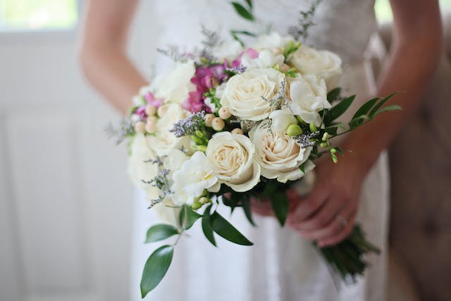 Traduction de l'acte de mariage : Tous les détails 7 Photo d'une mariée tenant un bouquet blanc.