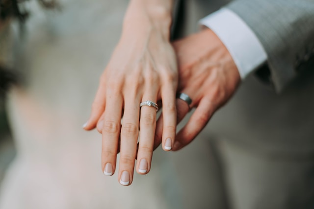 Traduction de l'acte de mariage : Tous les détails 6 Une photo de deux personnes avec des alliances se tenant par la main.