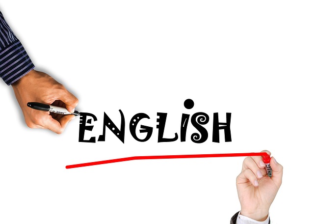 Traduction certifiée en anglais pour les étrangers 3 Une main écrit "ENGLISH" sur un tableau blanc, et une autre main souligne le mot.