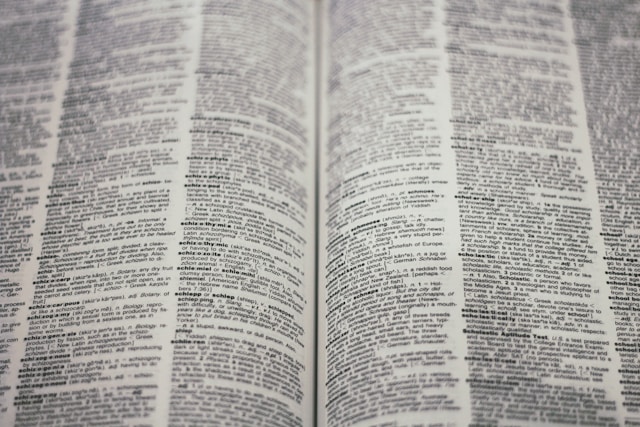 Traduction certifiée en anglais pour les étrangers 5 Deux pages ouvertes d'un dictionnaire anglais.