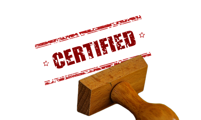 Traduction certifiée en anglais pour les étrangers 4 Un cachet de certification sur une feuille de papier blanc.