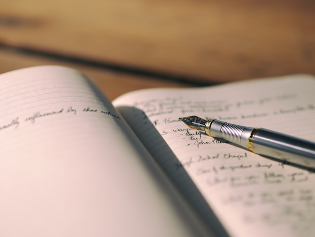 Affidavit de traduction : Un guide rapide et facile 4 Vue rapprochée d'un stylo placé sur la page d'un livre ouvert.