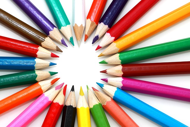 Arrangement circulaire de crayons de couleur.
