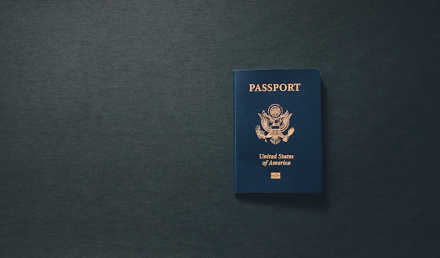 Documents de naturalisation : Quels sont les documents nécessaires ? 3 Un passeport américain sur une surface à thème sombre.