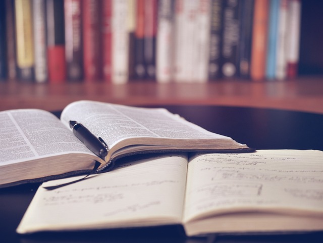 Deux livres ouverts sont posés l'un sur l'autre sur une surface.
