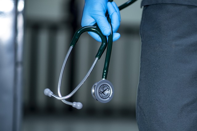 Services de traduction dans le domaine de la santé : Tout ce qu'ils impliquent 5 Une main gantée de bleu tient un stéthoscope.