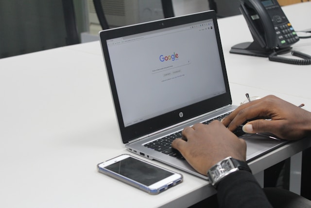 Agence de traduction professionnelle : Trouver la meilleure en ligne 4 Une personne effectue une recherche sur Internet à l'aide de Google sur un ordinateur portable.