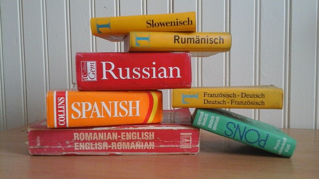 Services de traduction multilingue : Pourquoi sont-ils importants ? 6 Plusieurs dictionnaires de différentes langues empilés les uns sur les autres.