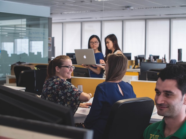 Agence de traduction professionnelle : Trouver la meilleure en ligne 5 Photo de personnes travaillant dans une agence de traduction.
