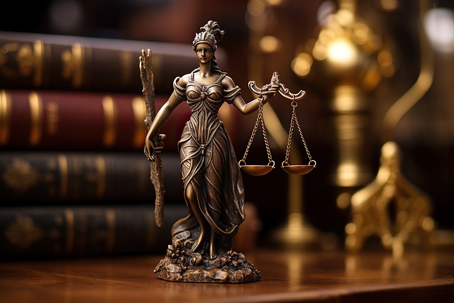 Services de traduction approuvés pour les agences des États-Unis 4 Une statue de Lady Justice sur une surface en bois.
