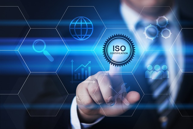 Services de traduction approuvés pour les agences des États-Unis 6 Quelqu'un montre un label de certification ISO sur un écran.