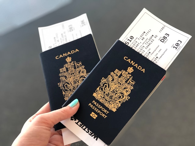 Services de traduction IRCC : Trouvez l'agence qui vous convient le mieux 6 Une personne détient deux passeports canadiens.