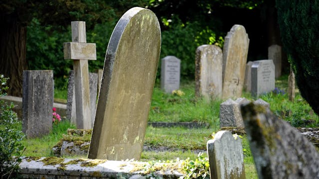 Comment faire traduire un acte de décès 3 Un cimetière avec des pierres tombales.