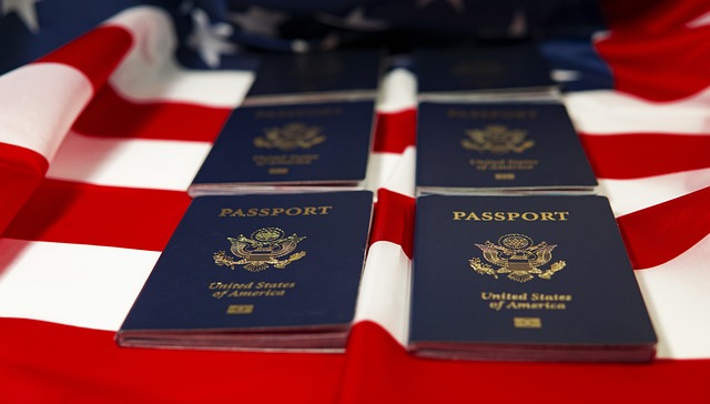 Augmentation des frais de l'USCIS en 2024 : Ce que les demandeurs doivent savoir 5 Arrangement de six passeports américains sur le drapeau national.